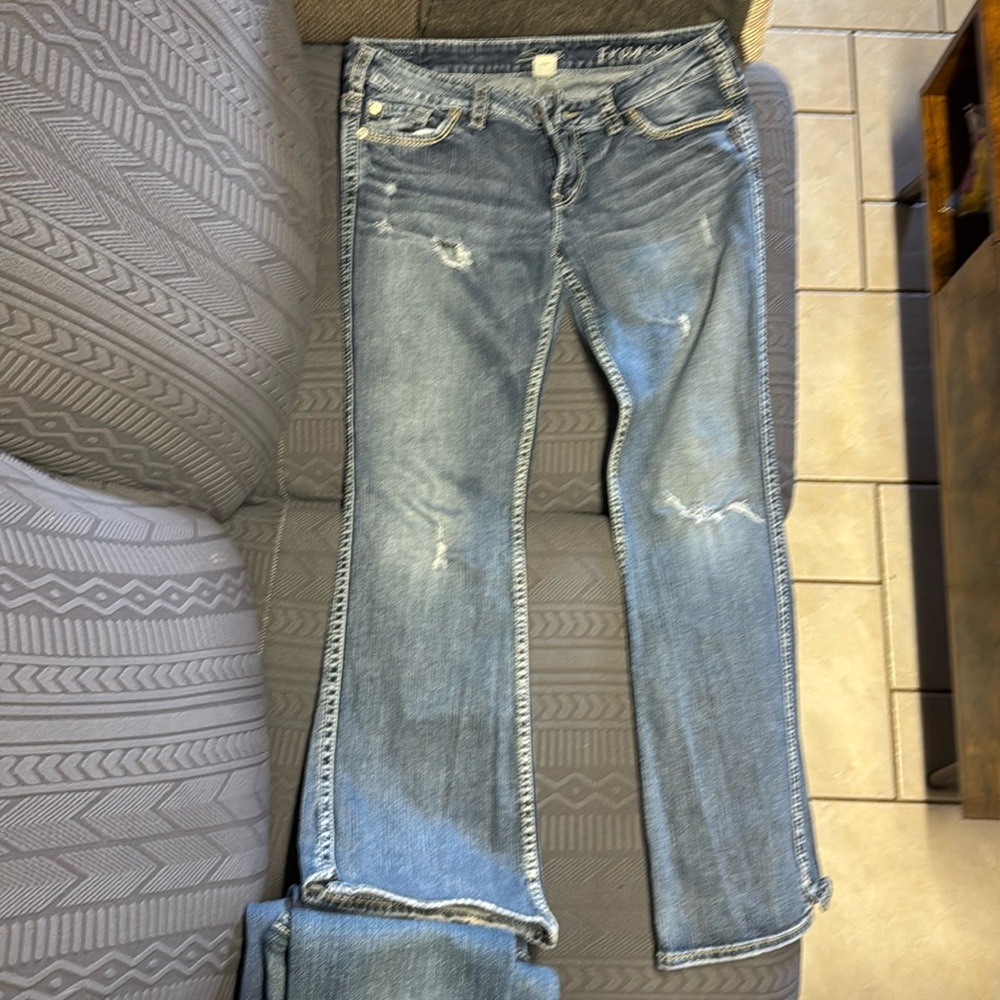 Francis silver brand jeans. Long length. I wear a 35 regularly.